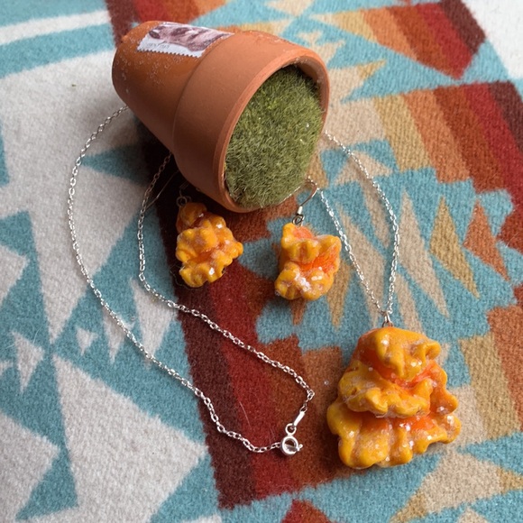 Chicken of the woods mushroom pendant necklace & earring set. 18” Sterling chain - Picture 4 of 5